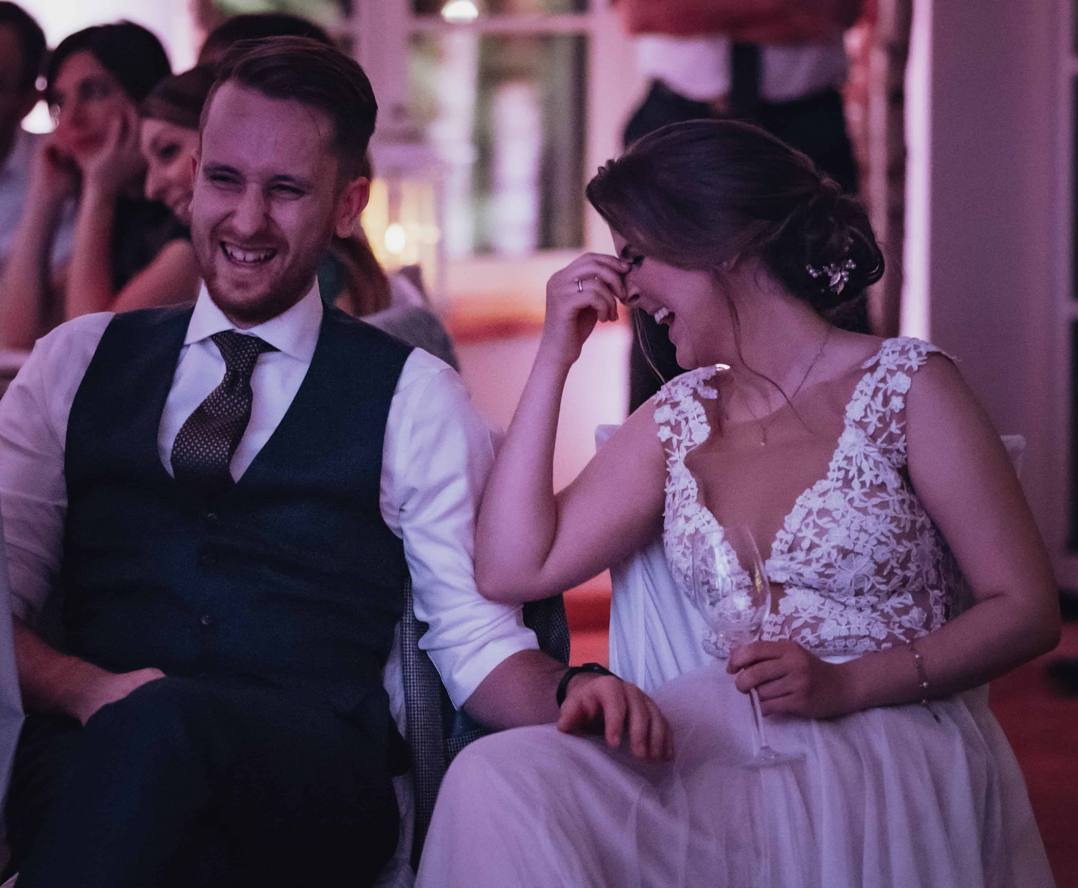 Gerührtes Brautpaar über die EInlagen und Ansprachen am Hochzeitstag