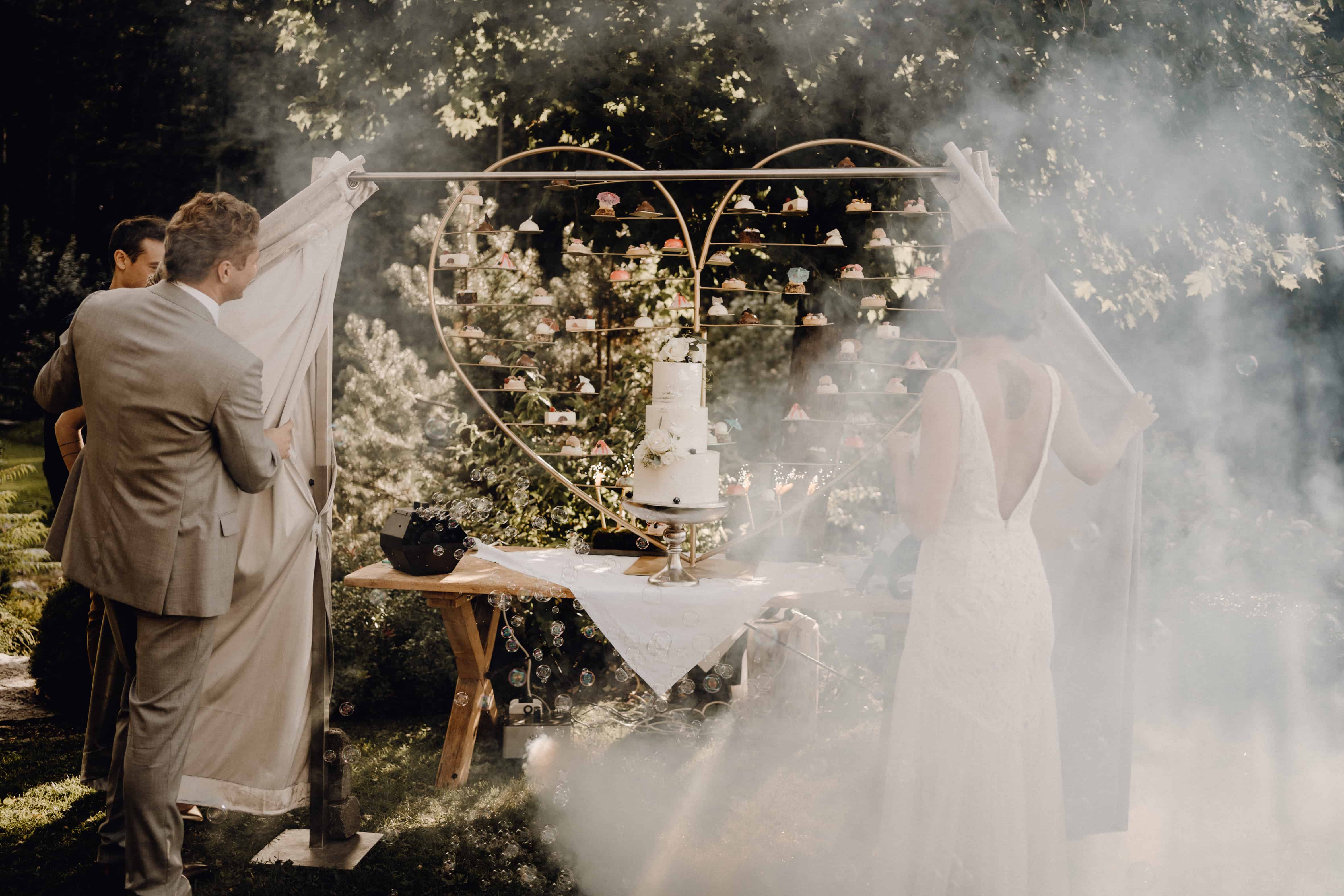 Überraschung für das Brautpaar bei der Präsentation der Hochzeitstorte und vielen weiteren kleiner Törtchen, was für ein besonderer Sweet Table! Hochzeitsplanerin pure passion weddings by Anna Walch