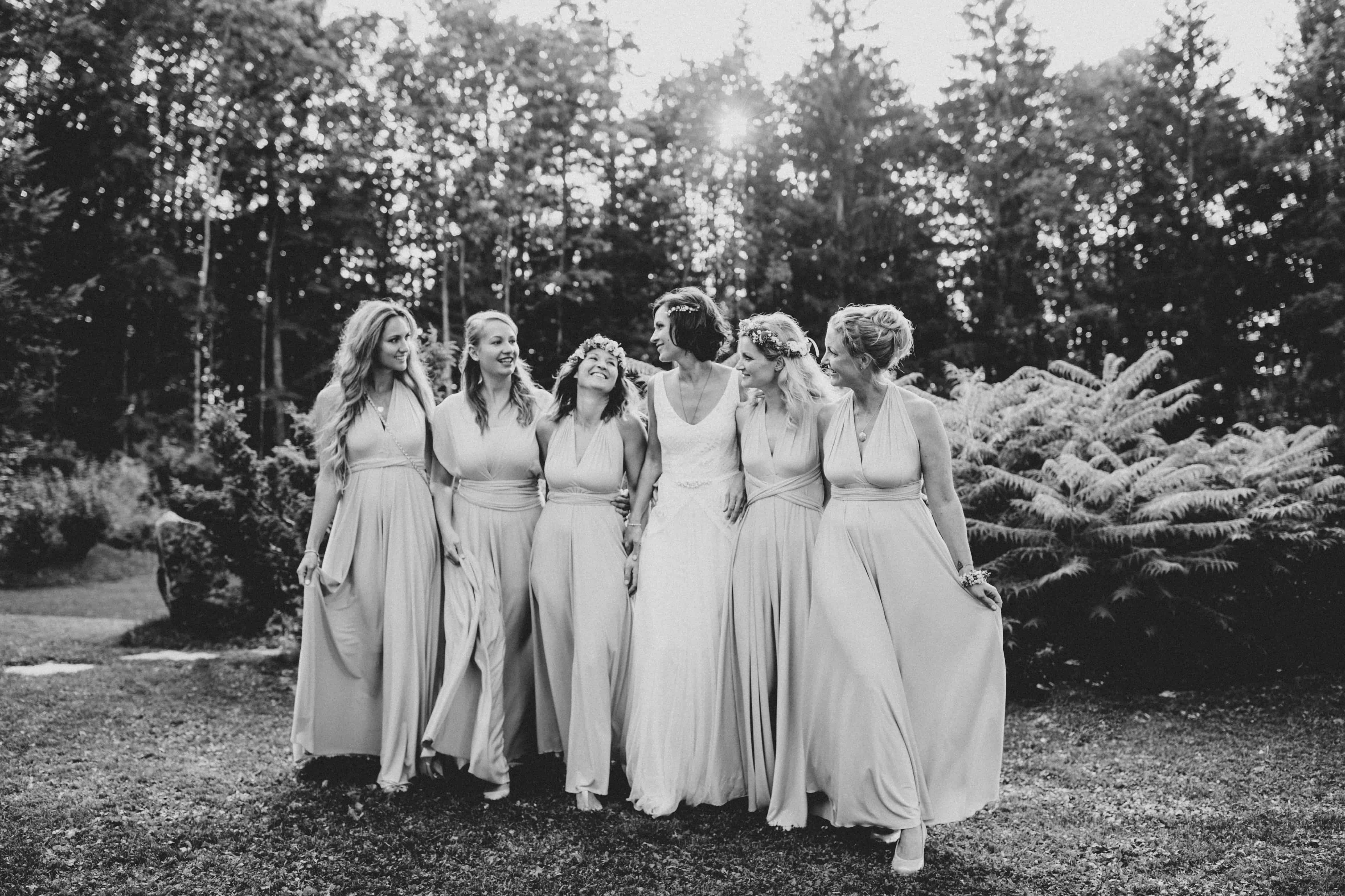 Braut mit Trauzeugin und Brautjungfern, welche alle dasselbe Brautjungfernkleid tragen. Was für eine schöne Herbsthochzeit #teambride Hochzeitsplanung pure passion weddings by Anna Walch