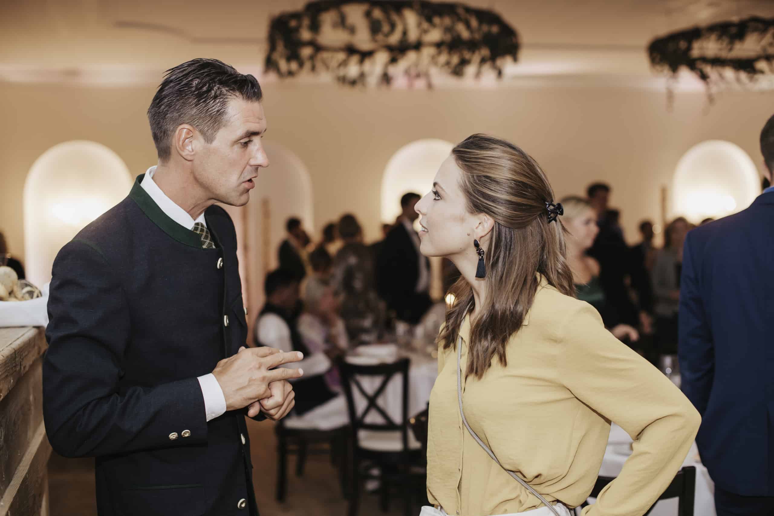 Hochzeitsplanerin pure passion weddings by Anna Walch bei der Abstimmung mit dem Catering und weiteren Hochzeitsdienstleistern am Hochzeitstag damit der Hochzeitstag für das Brautpaar perfekt abläuft