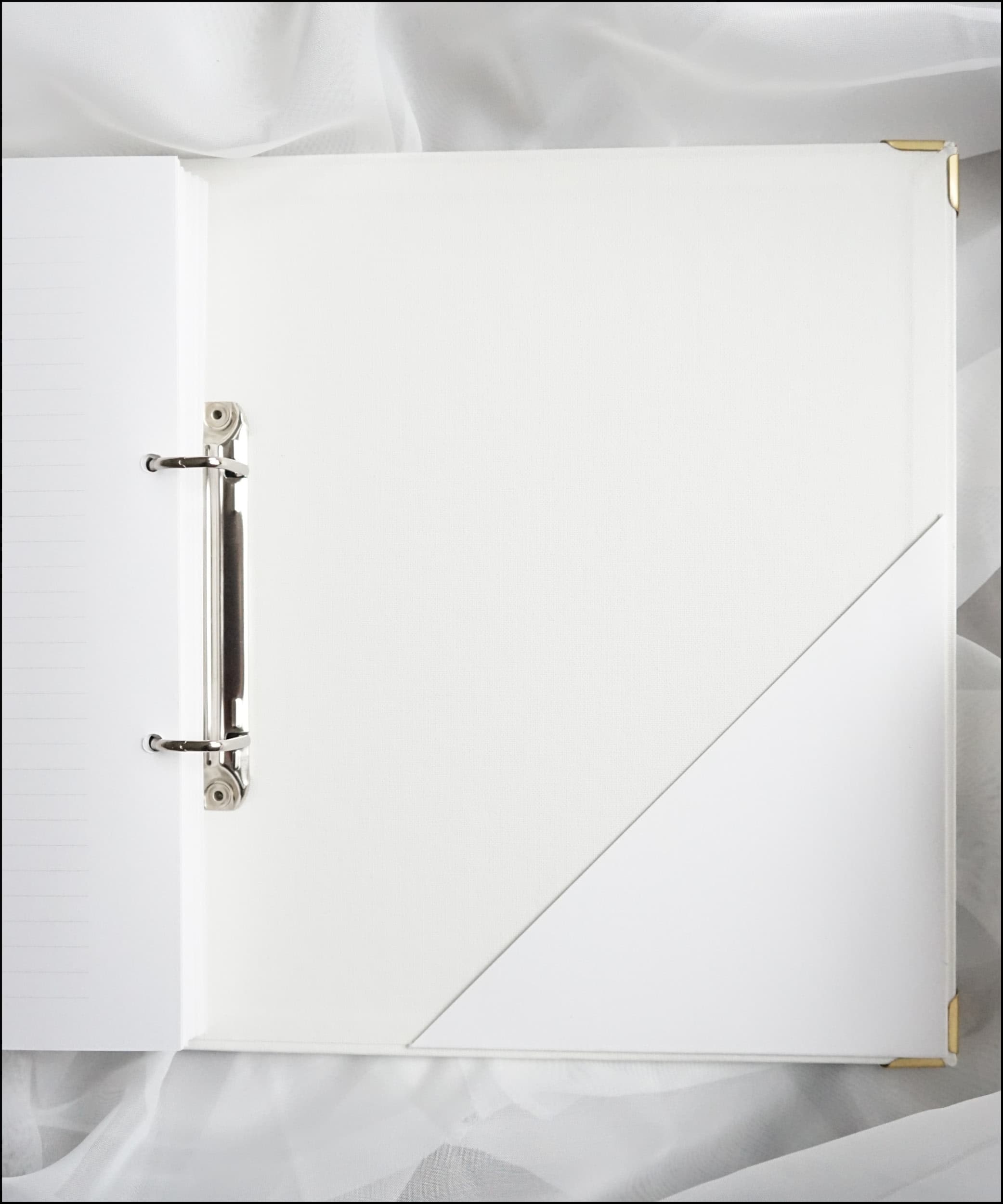 Dieses Bild zeigt die Buchcover-Rückseite des DIY Premium Hochzeitsplaner Buchs von innen. Hier haben Brautpaare die Möglichkeit, Dokumente in die Ablage zu legen.